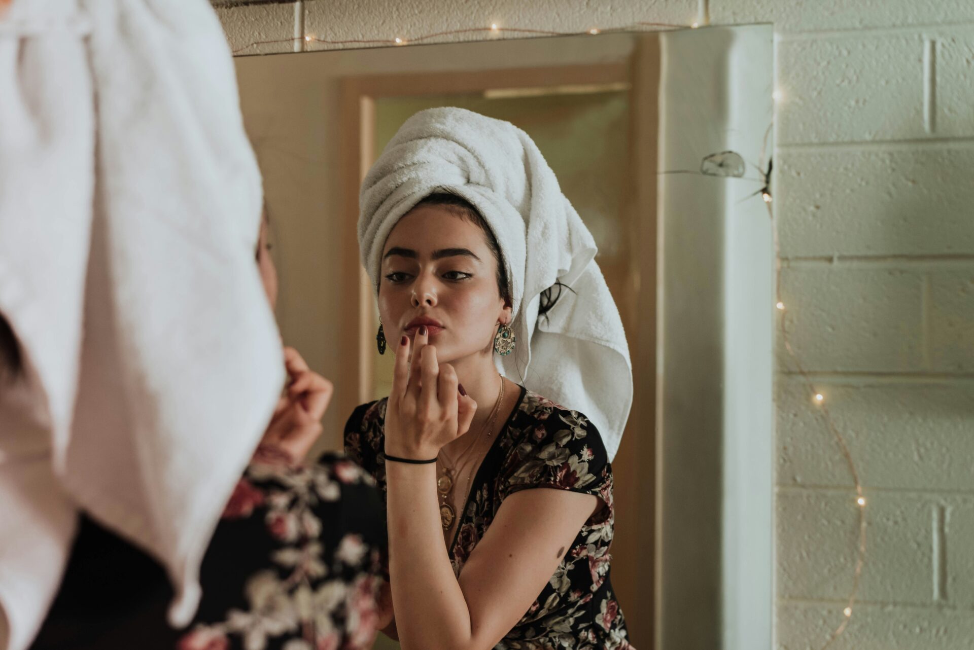 Skincare routine before bed (Photo by kevin laminto on Unsplash)