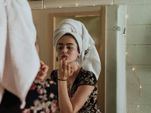 Skincare routine before bed (Photo by kevin laminto on Unsplash)