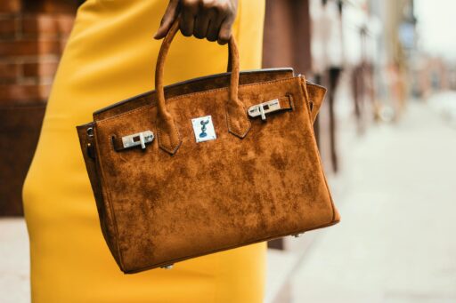 a women carrying a bag. Trend bags.