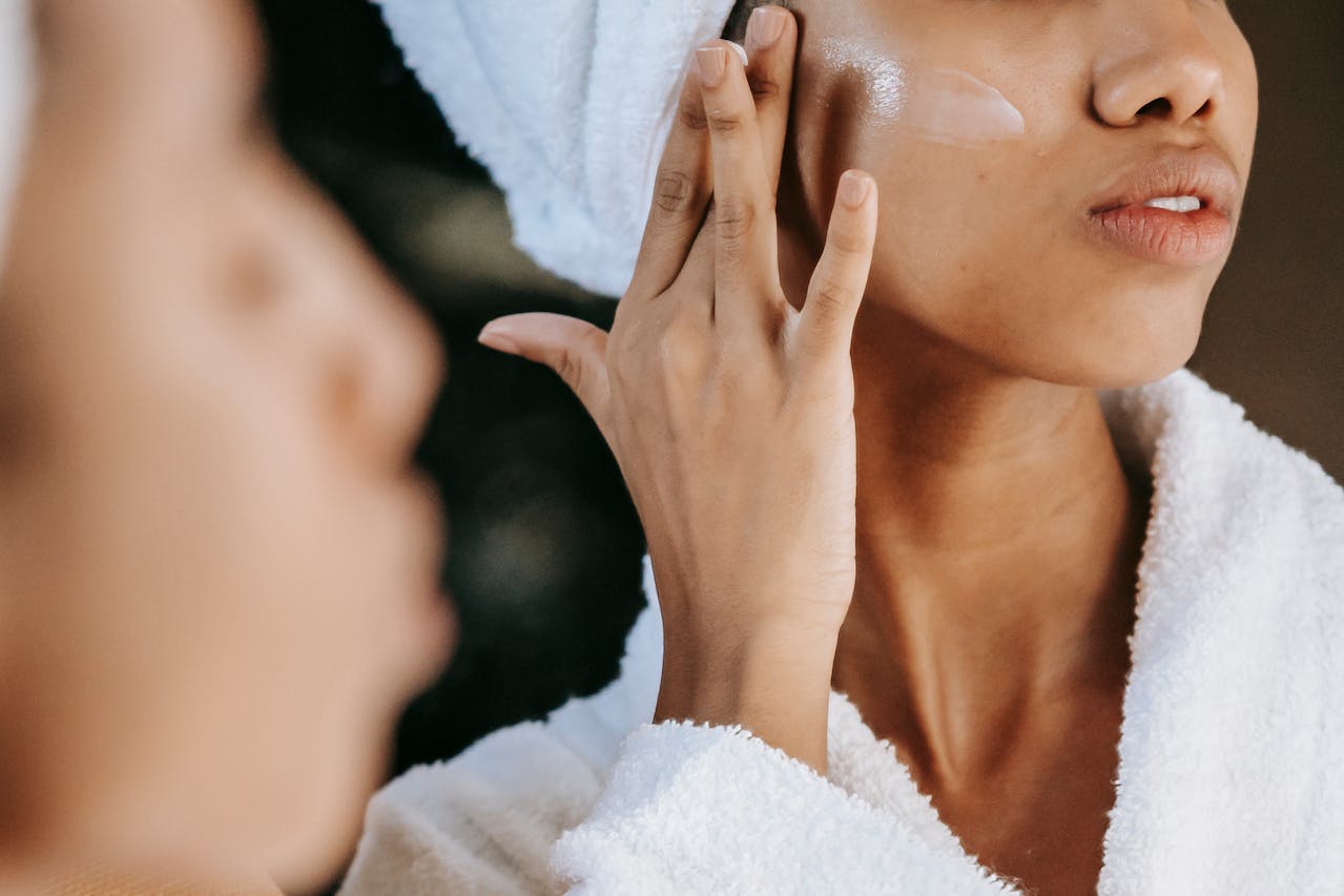 illustration of a dry skinned woman applying skincare.